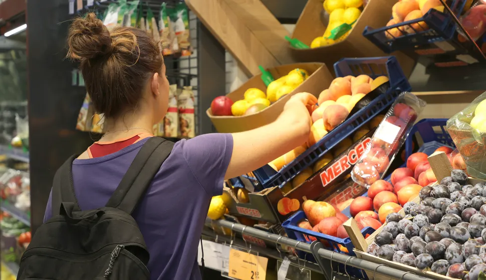 Osijek, 06. 08. 2025., Ulica J. J. Strossmayera, Studenac, trgovina, Studenac trgovina, kupovina; kupovna moć; inflacija; potro&scaron;ačka ko&scaron;arica; poskupljenje; namirnica; namirnice SNIMIO BRUNO JOBST