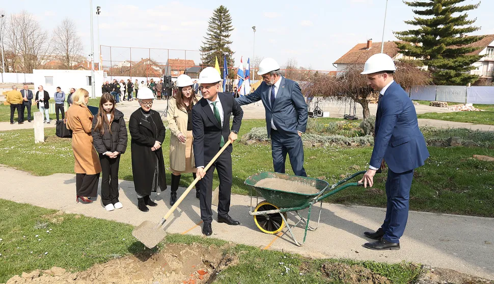 Svečano u Slatini: Rekonstrukcija &scaron;kole i izgradnja nove dvorane