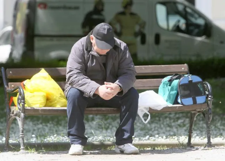 07.05.2014., Koprivnica - Gradjani koriste suncano i toplo vrijeme da sami ili s partnerom uzivaju u setnji ili da kratko pobjegnu od uzurbanog zivota i gradske guzve. Neki kao da ne primjecuju ljepotu koja ih okruzuje jer su zadubljeni u razmisljanja o besparici, nezaposlenosti, neplacenim racunima i drugim brigama. Photo: Marijan Susenj/PIXSELL------dva stupca novosti