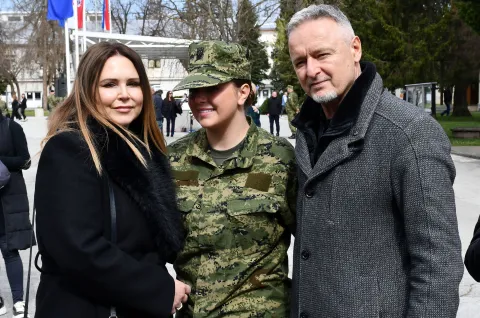 20.03.2026., Pozega - Svecana prisega rocnika na temeljnom vojnom osposobljavanju u Pozegi.Medju rocnicama je i Diva Perkovic, kci pjevaca Marka Perkovica Thompsona, ciji je dolazak privukao dodatnu pozornost javnosti. Na prisegi je bila i Divina majka Sandra. Photo: Ivica Galovic/PIXSELL