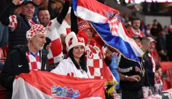 Prag, 09.10.2025 - Zagrijavanje prije početka utakmice kvalifikacija za Svjetsko nogometno prvenstvo Če&scaron;ka - Hrvatska na Fortune stadionu u Pragu. Na slici hrvatski navijači na stadionu.foto HINA/ Damir SENČAR/ ml