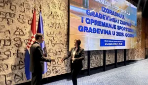 SLAVONSKI BROD - Zamjenica gradonačelnika Marina Martić Puača nedavno je u Zagrebu pruzela ugovor za sufinanciranje rekonstrukcije atletske staze i borili&scaron;ta na stadionu "Stanko Vlainić Dida". ožujak 2026.