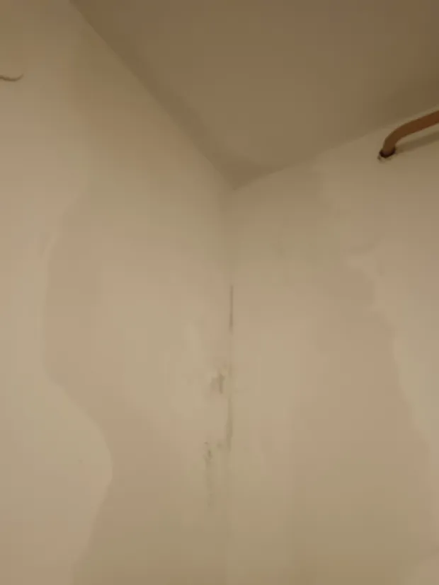 VUKOVAROgorčeni zbog nemogućnosti da rije&scaron;e problem koji im godinama zagorčava život, obratili su nam se stanari stambene zgrade u Tijardovićevoj 7 u Vukovaru. Požalili su se kako gotovo od prvog dana otkako su se prije osam godina uselili u stanove u toj zgradi s ravnim krovom proki&scaron;njava kad god padne jača ki&scaron;a i se otapa snijeg.JELENA MI&Scaron;KIĆ, OŽUJAK 2026.