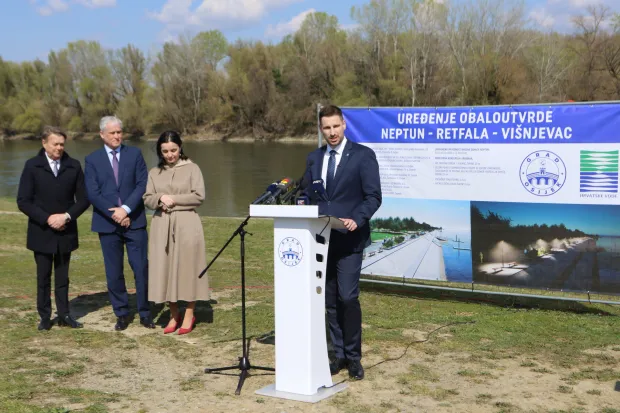 Osijek, 20. 03. 2026, Obilazak počektka radova na izgradnji obaloutvrde, dionica Neptun. Nastavak &scaron;etnice do Vi&scaron;njevc. Ivan Radić, Goran Ivanović - zamjenik županice OBŽ, Zoran Đuroković - generalni direktor Hrvatskih voda i Marija Vučković - ministrica za&scaron;tite okoli&scaron;a i zelen tranzicije. Goran Ivanović, Zoran Đuroković, Marija Vučković i Ivan Radić.snimio GOJKO MITIĆ