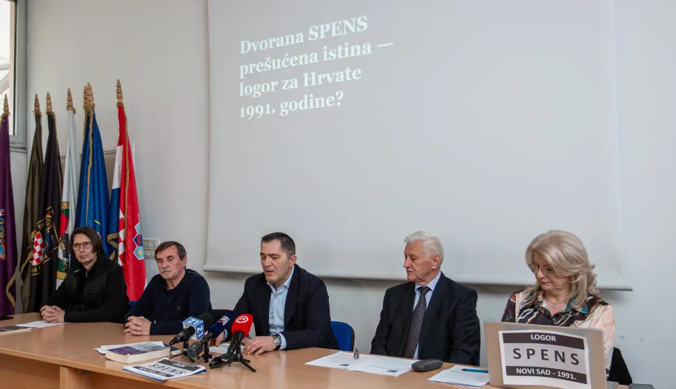 Zagreb, 20.3.2026.- Održala se konferencija za novinare udruge hrvatskih branitelja, logora&scaron;a i stradalnika Domovinskog rata na temu: "Dvorana SPENS pre&scaron;ućena istina - logor za Hrvate 1991." Na fotografiji Ivo Martinović, Ivan Anđelić, Zlatko Baković, Vlado O&scaron;ust, Zorica Gregurić.foto HINA/ Luka &Scaron;ANGULIN/ l&scaron;