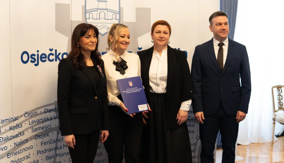 Osijek, 21. 3. 2026., Uručivanje INTERREG ugovoražupanija; županica; INTERREG ugovori; ugovori; uručivanje
