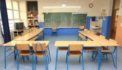 23.09.2013., Cista Velika - Zbog ukidanja jedinog autobusa za prijevoz ucenika okolnih mjesta roditelji su ispred skole organizirali prosvjed i zabranili djeci odlazak u skolu. Photo: Dusko Jaramaz/PIXSELL------3 STUPCA COLORNOVOSTI