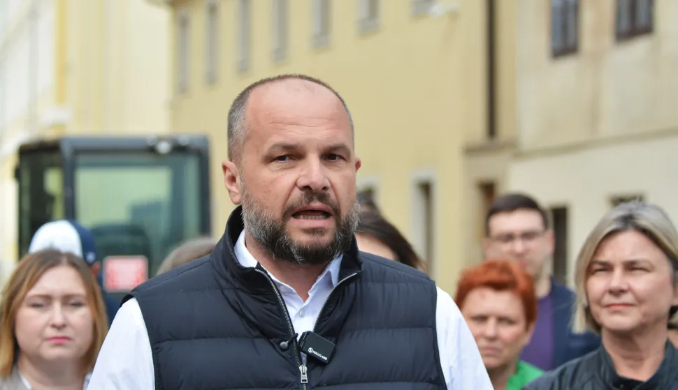 Karlovac, 21.03.2026 - Saborski zastupnici progresivne opozicije iz SDP-a, Možemo!, DOSIP-a i GLAS-a najavili su u subotu u Karlovcu da ?e zatra?iti da se dr?ava preuzme odgovornost i kroz rebalans dr?avnog prora?una izdvoji novac za sanaciju ku?a o?te?enih u radovima u povijesnoj jezgri Zvijezdi. Na slici Sini&scaron;a Hajda&scaron; Dončić. foto HINA/ Mladen VOLARI?/ ik