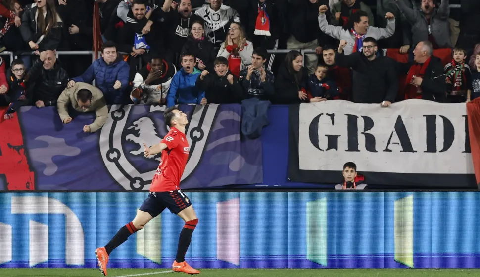 epa12605851 Osasuna's Ante Budimir celebrates scoroing a goal during the Spanish LaLiga soccer match between CA Osasuna and Deportivo Alaves, in Pamplona, Spain, 20 December 2025. EPA/Villar Lopez