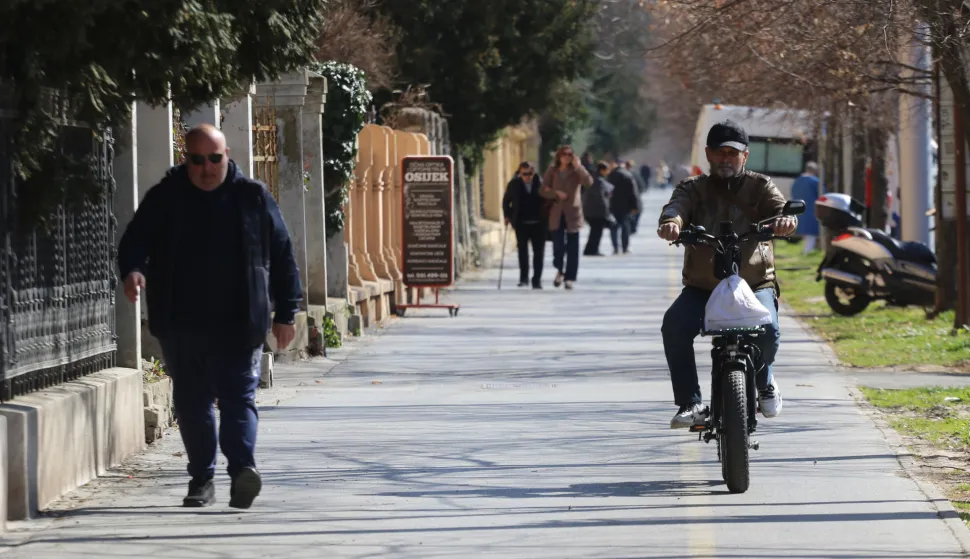Osijek, 09. 03. 2026, Europska avenija. Biciklisti, sve veći broj biciklista u gradu kao nagovje&scaron;taj dolaska proljeća, klaični bicikli, e-bicikli. Slobodnjak, ilustracija.snimio GOJKO MITIĆ