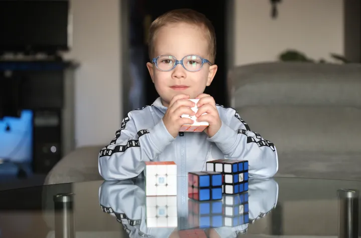 Mali Lukas među najmlađim speedcuberima na svijetu: Voli kocke, slagalice, mentalnu aritmetiku i jiu-jitsu vi&scaron;e od ekrana