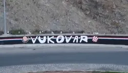 MOSTAR, 22. ožujka 2026. (Hina) - Vi&scaron;e desetaka osoba, najvjerojatnije Hrvata i Bo&scaron;njaka, sukobilo se u nedjelju navečer u Stolcu, gradu na jugu Hercegovine, nakon &scaron;to je protekle noći o&scaron;tećen mural posvećen Vukovaru, dok je na drugoj lokaciji izvje&scaron;ena ratna bo&scaron;njačka zastava i ispisane druge poruke. 