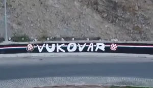 MOSTAR, 22. ožujka 2026. (Hina) - Vi&scaron;e desetaka osoba, najvjerojatnije Hrvata i Bo&scaron;njaka, sukobilo se u nedjelju navečer u Stolcu, gradu na jugu Hercegovine, nakon &scaron;to je protekle noći o&scaron;tećen mural posvećen Vukovaru, dok je na drugoj lokaciji izvje&scaron;ena ratna bo&scaron;njačka zastava i ispisane druge poruke. 