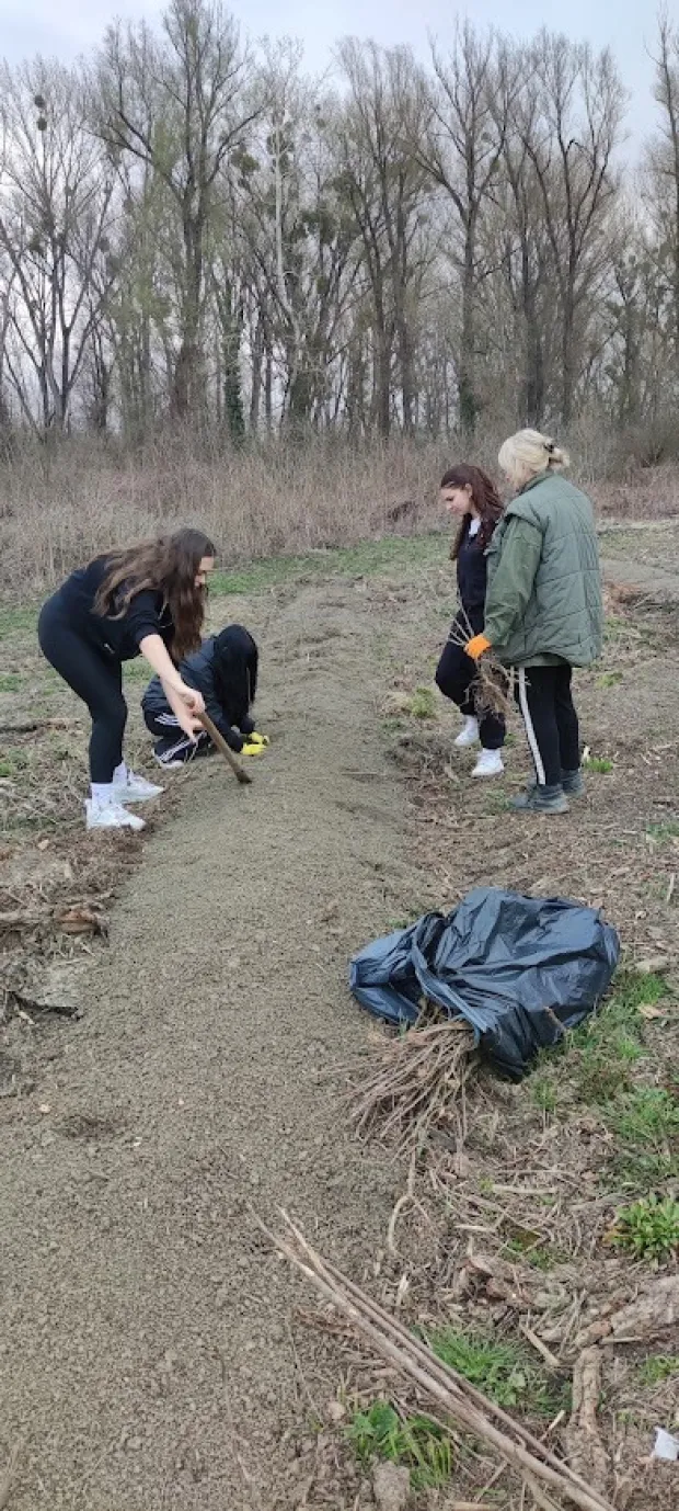 Učenici Doma Ugostiteljsko-turističke &scaron;kole Osijek sadili stabla: Kad bi drveće pričalo, hvalilo bi &ldquo;ugodomce&rdquo;