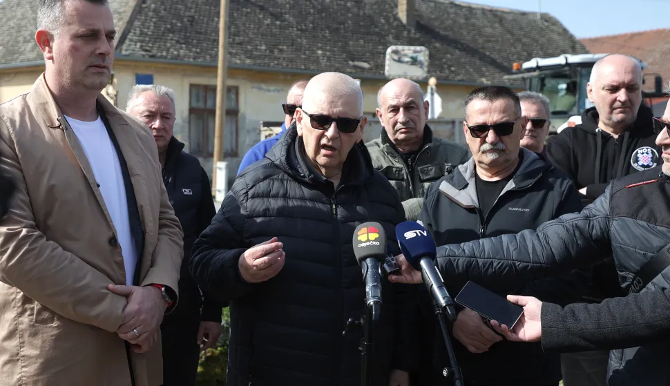 Dalj, 23. 03. 2026., Ulica Josipa Astalo&scaron;a, Josip Astalo&scaron;, Anto Đapić, Desno, press, konferencija za medije, preimenovanje ulice, Vedran Novokmet; Anto Đapić; Pero Ćorić SNIMIO BRUNO JOBST