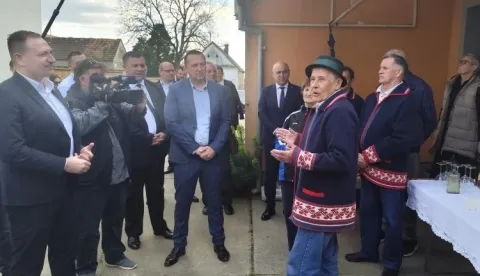 U Starim Mikanovcima ministar Vlajčić svečano je uručio ugovor za projekt izgradnje Slavonske kuće &scaron;unke u vrijednosti od 3,1 milijun eura.