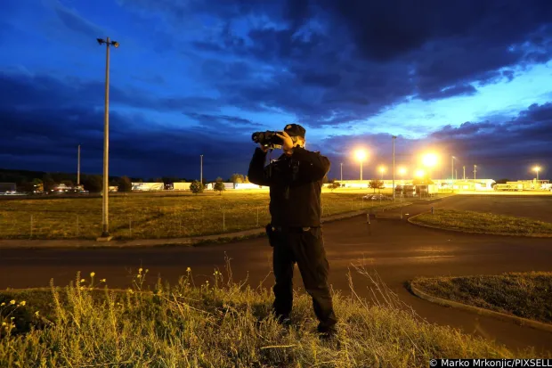 28.04.2015., Bajakovo - Carinski sluzbenici i granicna policija u obavljanju njihovog svakodnevnog posla. Pregled vozila i putovnica, obilazak terena u potrazi za ilegalnim prelascima granice te krijumcarenja nedozvoljene robe. Carinski sluzbenik nocnim dalekozorom promatra granicni prijelaz. Photo: Marko Mrkonjic/PIXSELL