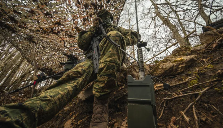 Slunj, 12.3.2026.- U sklopu planskog ocjenjivanja razine osposobljenosti, na vojnom poligonu "Eugen Kvaternik" kod Slunja u ?etvrtak je provedeno topni?ko bojno ga?anje 2. bitnice Samohodne haubi?ke bojne Topni?ko-raketne pukovnije iz Bjelovara, u uvjetima koji simuliraju stvarne borbene okolnosti. foto HINA/ MORH/F.Klen/ ua