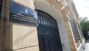 Zagreb, 30.04.2025 - Pripadnici policije u policijskom kombiju privode osumnjičene u USKOK, u slučaju Hipodrom. Na slici zgrada, ulaz, vrata, ploča, tabla, USKOK.foto HINA/ Damir SENČAR/ ds