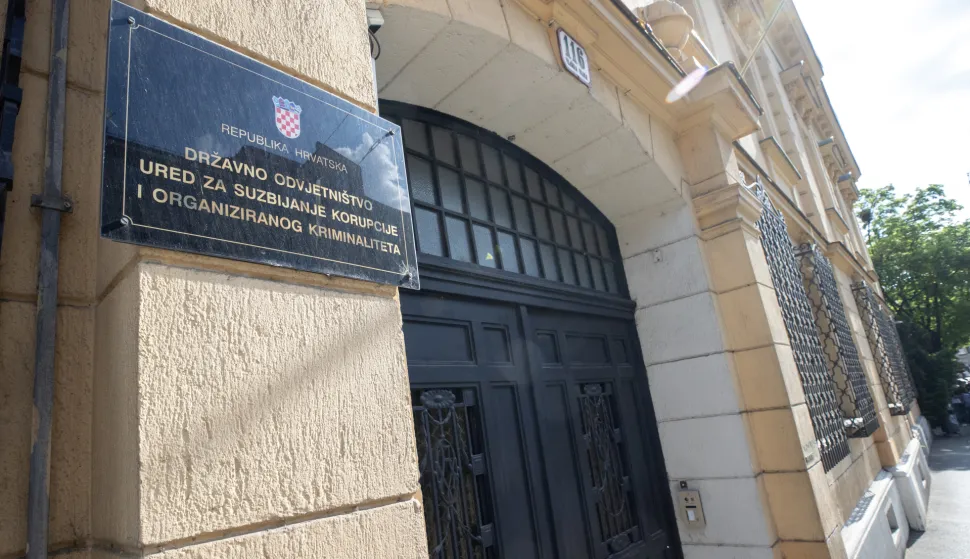 Zagreb, 30.04.2025 - Pripadnici policije u policijskom kombiju privode osumnjičene u USKOK, u slučaju Hipodrom. Na slici zgrada, ulaz, vrata, ploča, tabla, USKOK.foto HINA/ Damir SENČAR/ ds