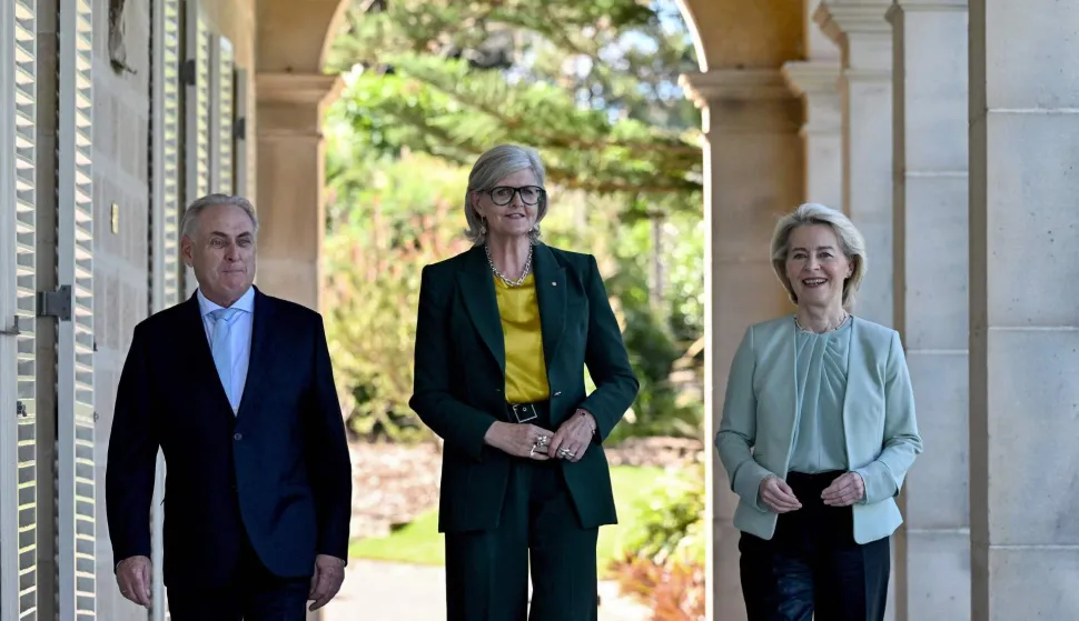 European Commission President Ursula von der Leyen (R) walks with Australia's Governor-General Sam Mostyn (C) and Australia's Trade Minister Don Farrell (L) along the colonnaded verandah at Admiralty House in Sydney on March 23, 2026. (Photo by Saeed KHAN/AFP)