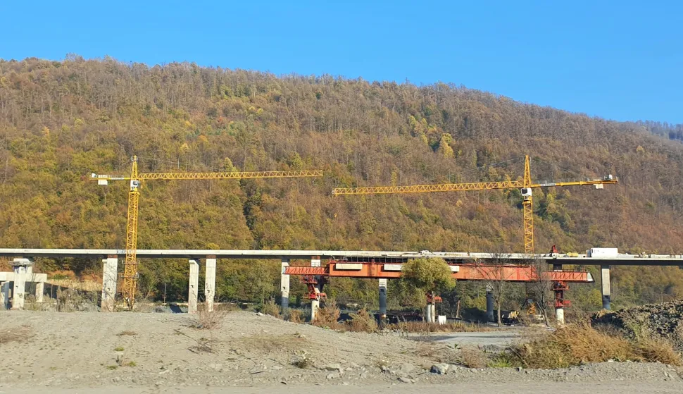 Bosna i Hercegovina, BiH, ilustracija, slobodnjak, koridor 5c, Vc, autocesta, prometnica, izgradnja, gradnja, radovi, radnicisnimljeno mobitelom iz automobila u vožnjilistopad 2022.Mario Mihaljević