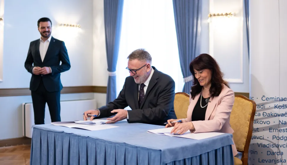 Osijek, 24. 3. 2026., Potpisivanje ugovora za projektnu dokumentaciju Kongresnog centra, SirrahDragan Vulin; Damir Vujčić; Nata&scaron;a Trami&scaron;ak; ugovori; gradnja; Sirrah; projekt