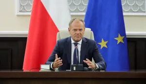 epa12366540 Prime Minister Donald Tusk speaks during an extraordinary government meeting at the Chancellery of the Prime Minister in Warsaw, Poland, 10 September 2025, held in connection with the nighttime violation of Polish airspace by Russian drones. EPA/Szymon Pulcyn POLAND OUT