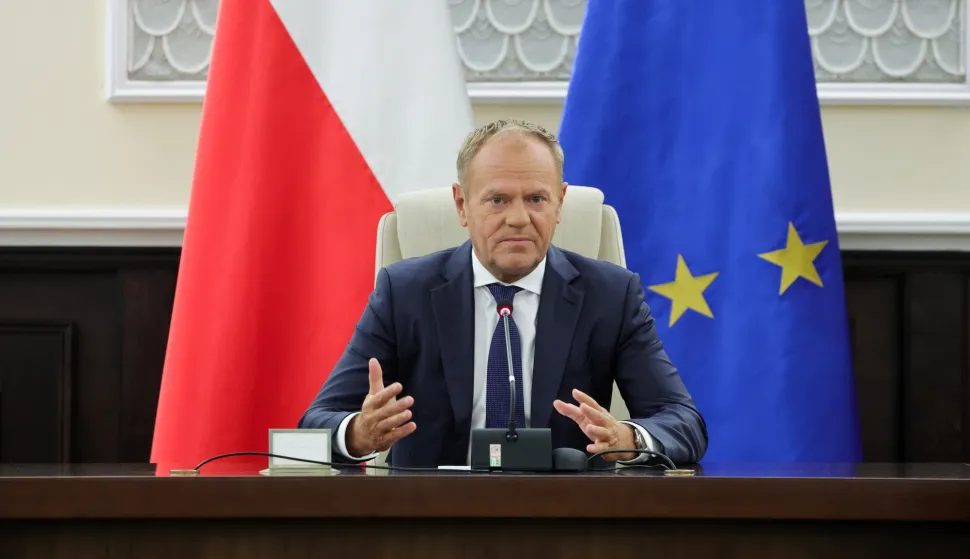 epa12366540 Prime Minister Donald Tusk speaks during an extraordinary government meeting at the Chancellery of the Prime Minister in Warsaw, Poland, 10 September 2025, held in connection with the nighttime violation of Polish airspace by Russian drones. EPA/Szymon Pulcyn POLAND OUT