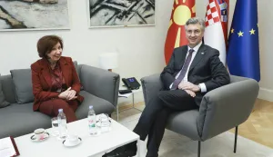 Zagreb, 24.03.2026. - Predsjednica Sjeverne Makedonije Gordana Siljanovska-Davkova u posjetu Hrvatskoj, sastala se s predsjednikom Vlade Andrejem Plenkovićem u Banskim dvorima. Na fotografiji (D-L) Andrej Plenković, Gordana Siljanovska-Davkova. foto HINA/ Lana SLIVAR DOMINIĆ/ lsd