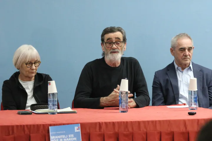 Osijek, 24. 03. 2026, Trg Lava Mirskog 1. Tribina o braniteljskim mirovinama. Draženka Pavlović, Milan Božić i Damir Bakić.snimio GOJKO MITIĆ