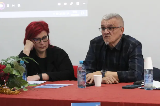 Osijek, 24. 03. 2026, Trg Lava Mirskog 1. Tribina o braniteljskim mirovinama. Violeta Pancer, moderatorica, Nenad Ljubić.snimio GOJKO MITIĆ