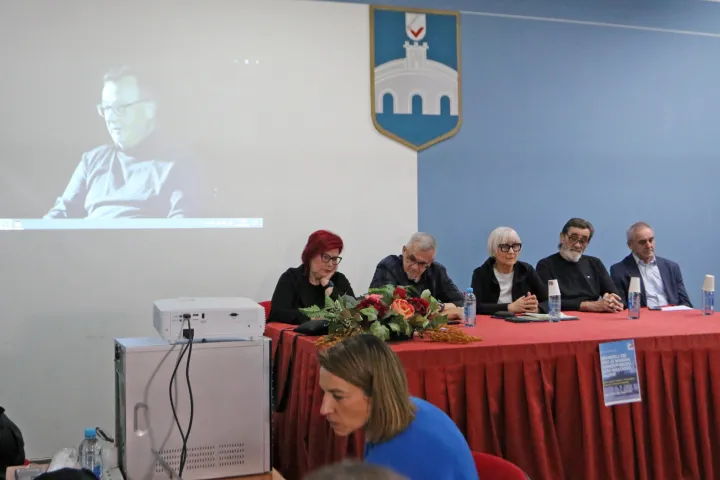 Osijek, 24. 03. 2026, Trg Lava Mirskog 1. Tribina o braniteljskim mirovinama. Violeta Pancer, moderatorica, Nenad Ljubić, Draženka Pavlović, Milan Božić i Damir Bakić.snimio GOJKO MITIĆ