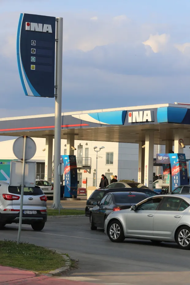 Osijek 23. 03. 2026, INA MPM Osijek - Svačićeva. Benzinska postaja na Svačićevoj, kolono vozila, kupovina goriva prje poskupljenja. Ilustracija, slobodnjak.snimio GOJKO MITIĆ