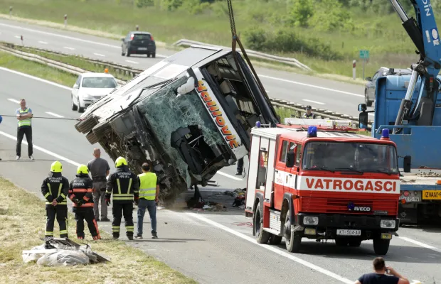 Zagreb, 4.5.2025.- U sudaru autobusa BiH registracija i osobnog vozila rano jutros na autocesti A3 izme?u Popova?e i Kri?a prema prvim informacijama poginule su dvoje osobe, a vi?e je ozlije?enih i prevezeni su u u bolnicu, izvijestila je u nedjelju sisa?ko-moslava?ka policija. foto HINA/ Admir BULJUBA?I?/ ua