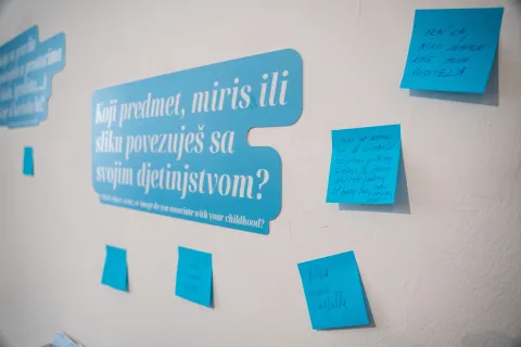 Osijek, 25. 3. 2026., Izložba Everyday childhood and youth in the Danube regionizložba; kultura; Dunav; djetinjstvo; mladost; izlo&scaron;ci; posjetitelji; MLU