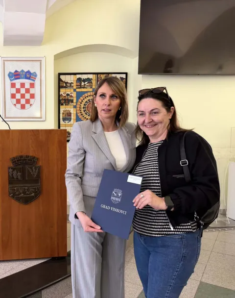 VINKOVCIGrad Vinkovci podijelio je ugovore za 55 udruga iz područja socijalne i zdravstvene skrbi, humanitarnog djelovanja, rada s mladima te braniteljskih i stradalničkih udruga. Udruge su svoje programe kandidirale za financiranje iz gradskog proračuna u ukupnoj vrijednosti od 113.000 eura.ožujak 2026.