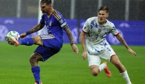 epa12530147 Italy's Matteo Politano (L) challenges for the ball with Norway's David Moller Wolfe during the FIFA World Cup 26 qualifier between Italy and Norway at Giuseppe Meazza stadium in Milan, Italy, 16 November 2025. EPA/MATTEO BAZZI