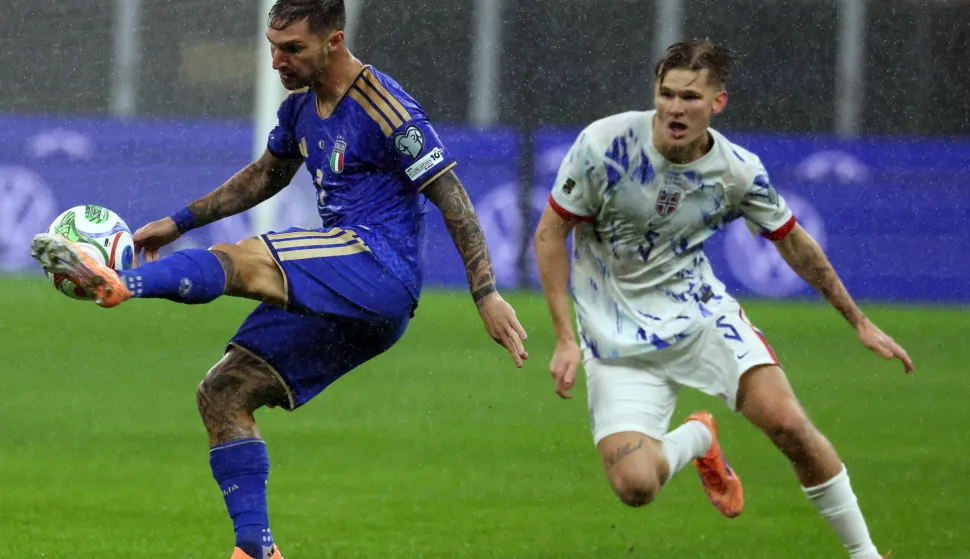 epa12530147 Italy's Matteo Politano (L) challenges for the ball with Norway's David Moller Wolfe during the FIFA World Cup 26 qualifier between Italy and Norway at Giuseppe Meazza stadium in Milan, Italy, 16 November 2025. EPA/MATTEO BAZZI