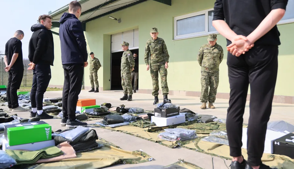 9.3.2026., Slunj, vojni poligon "Eugen Kvaternik" - Potpredsjednik Vlade Republike Hrvatske i ministar obrane Ivan Anusic i nacelnik Glavnog stozera Oruzanih snaga Republike Hrvatske general-pukovnik Tihomir Kundid docekali prve rocnike na pocetku temeljnog vojnog osposobljavanja. Photo: Marko Prpic/PIXSELL