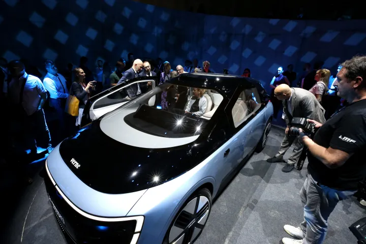 Sveta Nedelja, 26.06.2024. - Mate Rimac predstavio je u srijedu robotaksi nazvan Verne, po slavnom piscu, koji bi trebao prvo po?eti voziti po Zagrebu 2026. godine, no predstavljanje je pro?lo uz probleme budu?i da se robotaksi oglu?io na Rim?eve naredbe. foto HINA/ Lana SLIVAR DOMINI?/ lsd