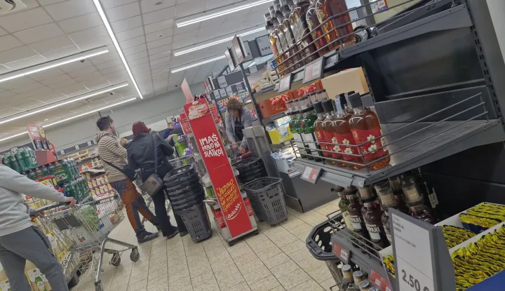 Mađarska opsada hrvatskih trgovina: "Kada u trgovini vidim da netko gura prepuna kolica, siguran sam da su Mađari"