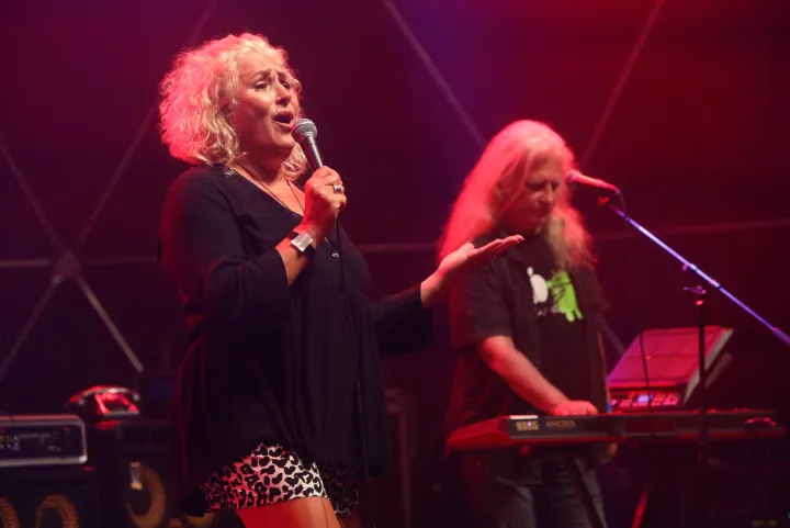 29.08.2022., Karlovac - Nekoliko tisuca posjetitelja na cetvrtoj veceri Dana piva Karlovac uzivalo u bogatoj gastronomskoj ponudi, raznim pivama i koncertu grupe Denis&Denis. Photo: Kristina Stedul Fabac/PIXSELL