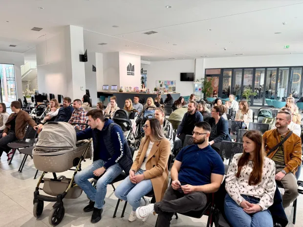 VINKOVCIGradska je uprava&nbsp;jednokratnom novčanom potporom&nbsp;i prigodnim darovima obradovala&nbsp;roditelje 40 beba&nbsp;rođenih u ovoj godini.ožujak 2026.