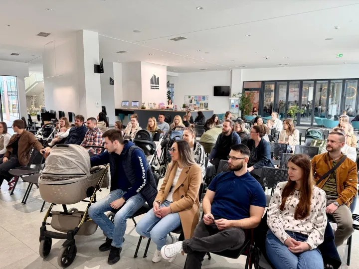 VINKOVCIGradska je uprava&nbsp;jednokratnom novčanom potporom&nbsp;i prigodnim darovima obradovala&nbsp;roditelje 40 beba&nbsp;rođenih u ovoj godini.ožujak 2026.