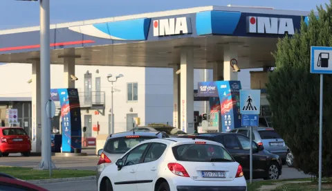 Osijek 23. 03. 2026, INA MPM Osijek - Svačićeva. Benzinska postaja na Svačićevoj, kolono vozila, kupovina goriva prje poskupljenja. Ilustracija, slobodnjak.snimio GOJKO MITIĆ