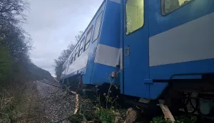Bjelovar, 26.03.2026. - Zbog naleta na sru&scaron;eno drvo između kolodvora Bjelovar i Klo&scaron;tar u četvrtak u 17.40 sati do&scaron;lo je do iskliznuća vlaka 787 koji je vozio na relaciji Zagreb GK-Virovitica, u njemu je bilo 40-ak putnika od kojih je prema prvim informacijama lak&scaron;e ozlijeđeno troje. foto HINA/ Igor KOKORU&Scaron;/ ml