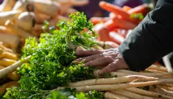 Osijek, 28. 2. 2026., Tržnica Osijek, stanje, ponuda, atmosfera, pričetržnica; ponuda; voće; povrće; cvijeće; kupci; kupovina; namirnice; nabavka; hrana; prodavači; ilustracija; per&scaron;in; mrkva