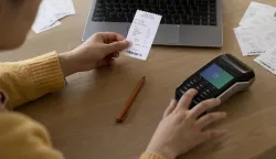 Close up hand typing on posfreepikračun fiskalizacija ilustracija