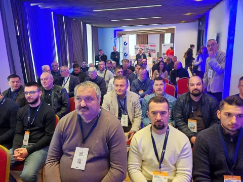 Bjelovar, 28.03.2026. - Energetska obnova zgrada i za&scaron;tita na radu sredi&scaron;nje su teme 5. Susreta graditelja Hrvatske obrtničke komore, koji se u subotu održava u Bjelovaru uz sudjelovanje vi&scaron;e od 200 sudionika, a gorući problem sektora i dalje je kroničan nedostatak radne snage. foto HINA/ Igor KOKORU&Scaron;/ tm